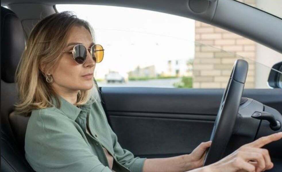 Дилерский центр Lexus делится советами по безопасному вождению, используя фото Tesla Model 3