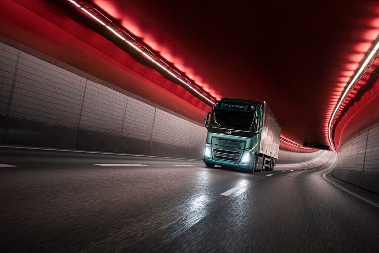 Volvo Trucks начинает производство электрических полуприцепов
