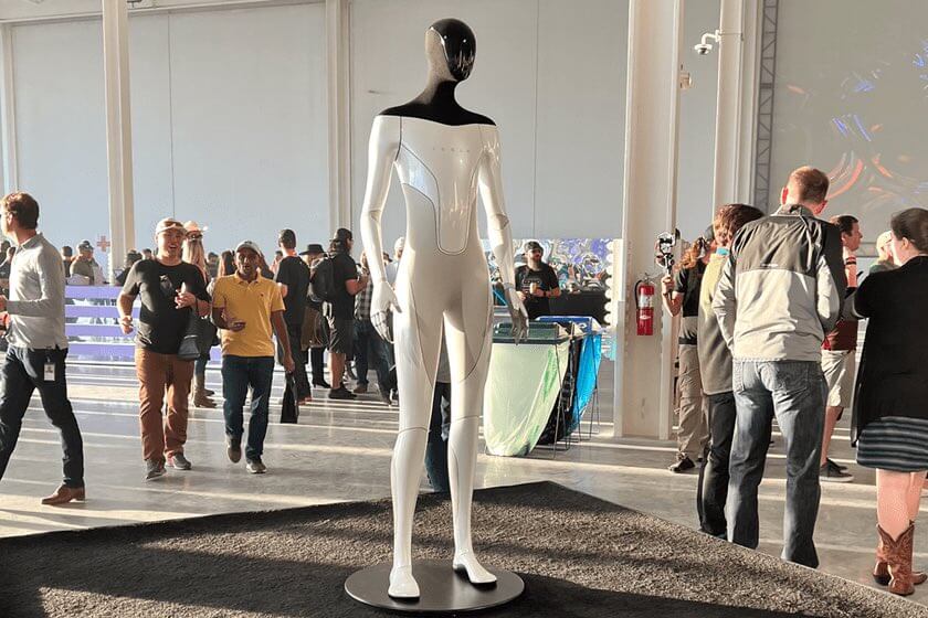 Tesla Bot-prototype op AI Day 2 ziet er niet uit als Optimus-displaymodellen