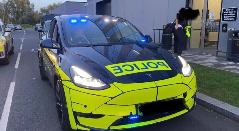 Полицейский автомобиль Tesla Model Y задержал водителей в Ливерпуле