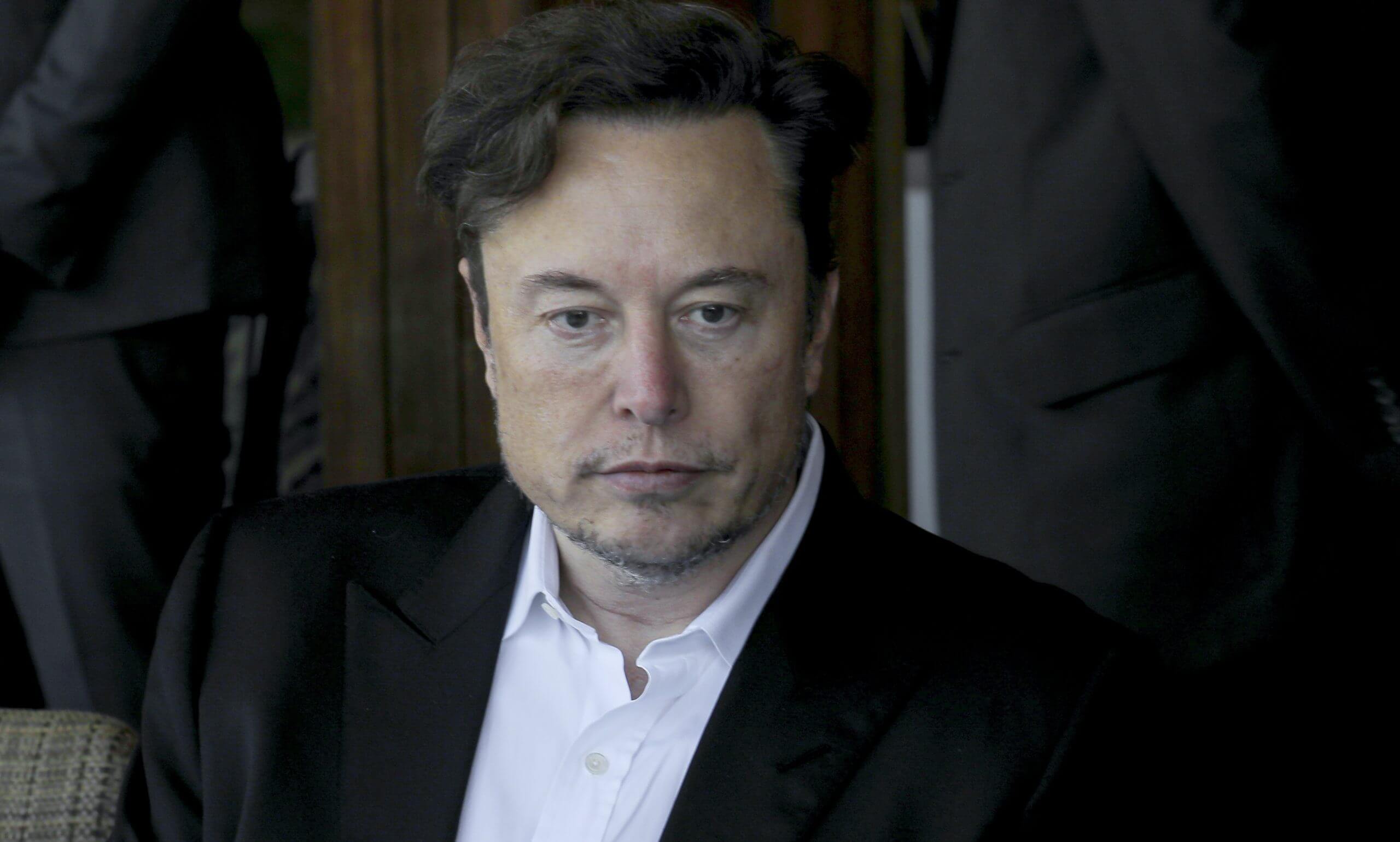 Elon Musk enfrenta extraña demanda relacionada con el baño de ex «Tweeps»