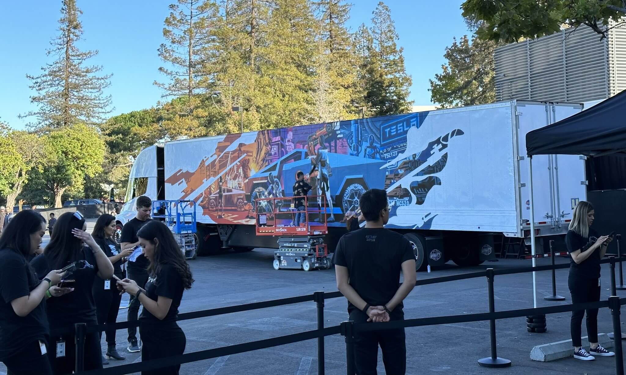 Tesla Semi con el grafiti Cybertruck «acorazado alienígena» aparece en el Día AI 2022
