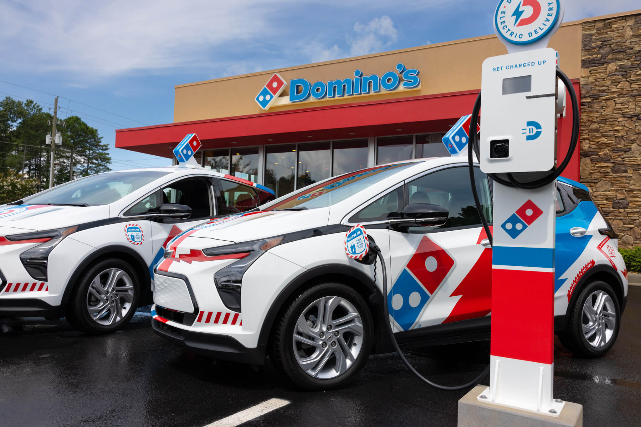 Domino’s выпускает 800 электромобилей Chevrolet Bolt для доставки пиццы