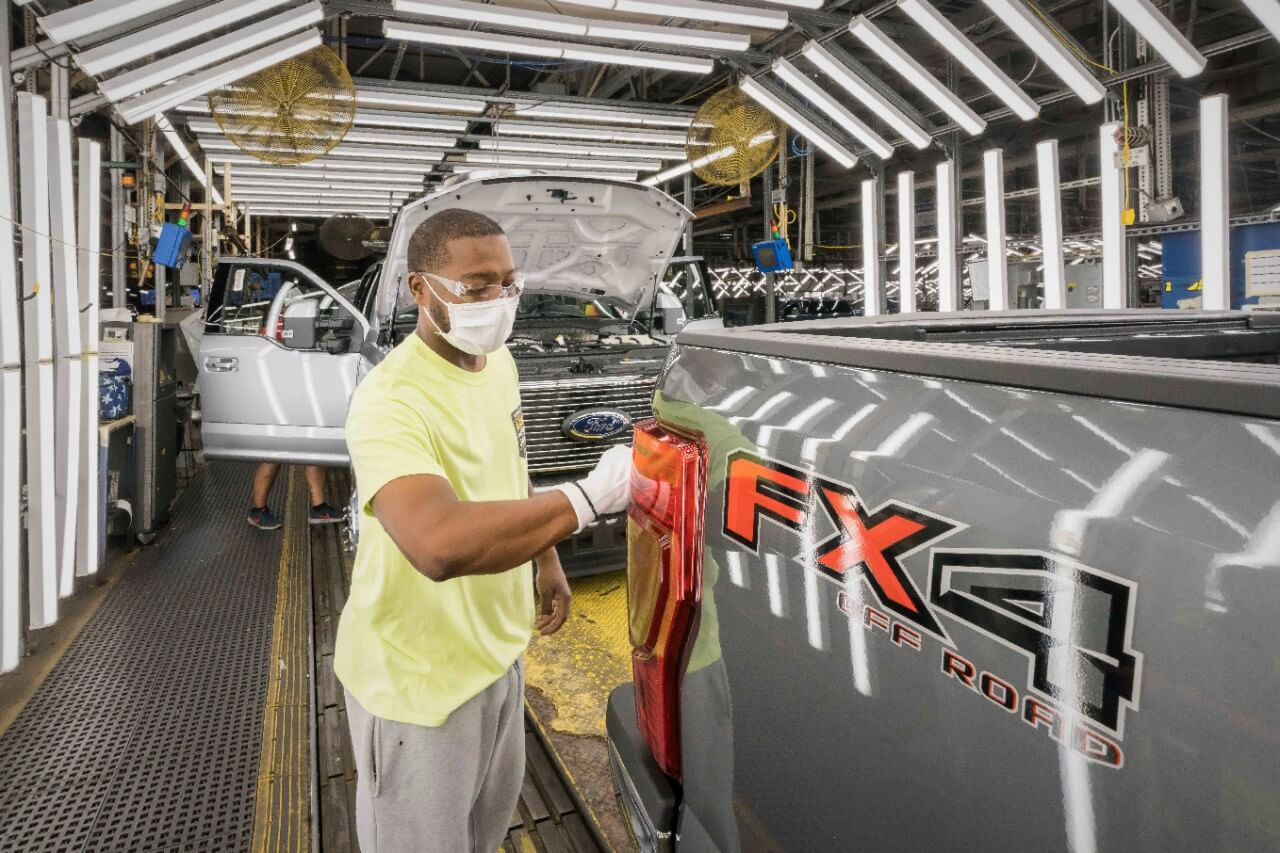 フォードはEV製造を改善するためのパートナーシップを発表