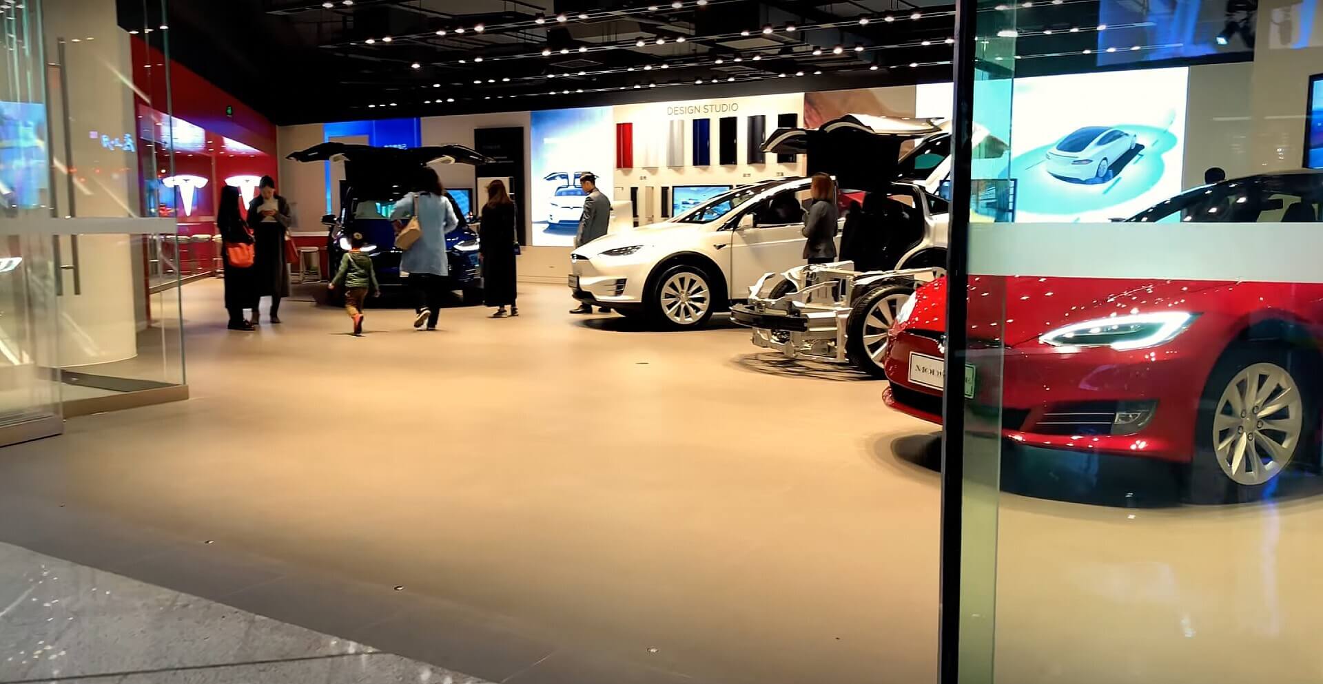 Tesla met l’accent sur le service en fermant une salle d’exposition flashy en Chine
