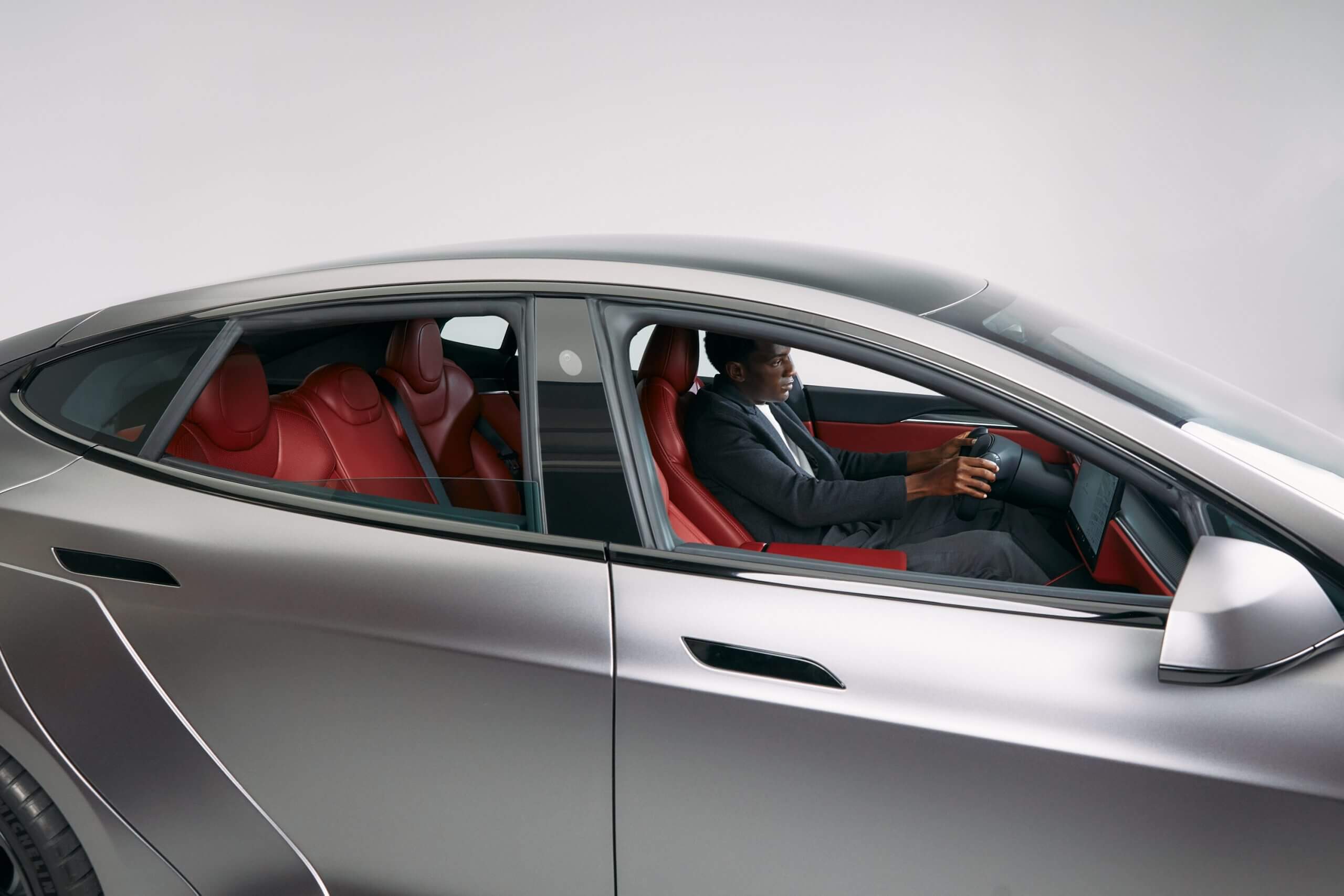 Tesla Model S с роскошным кожаным салоном растительного происхождения прибывает в Петерсен