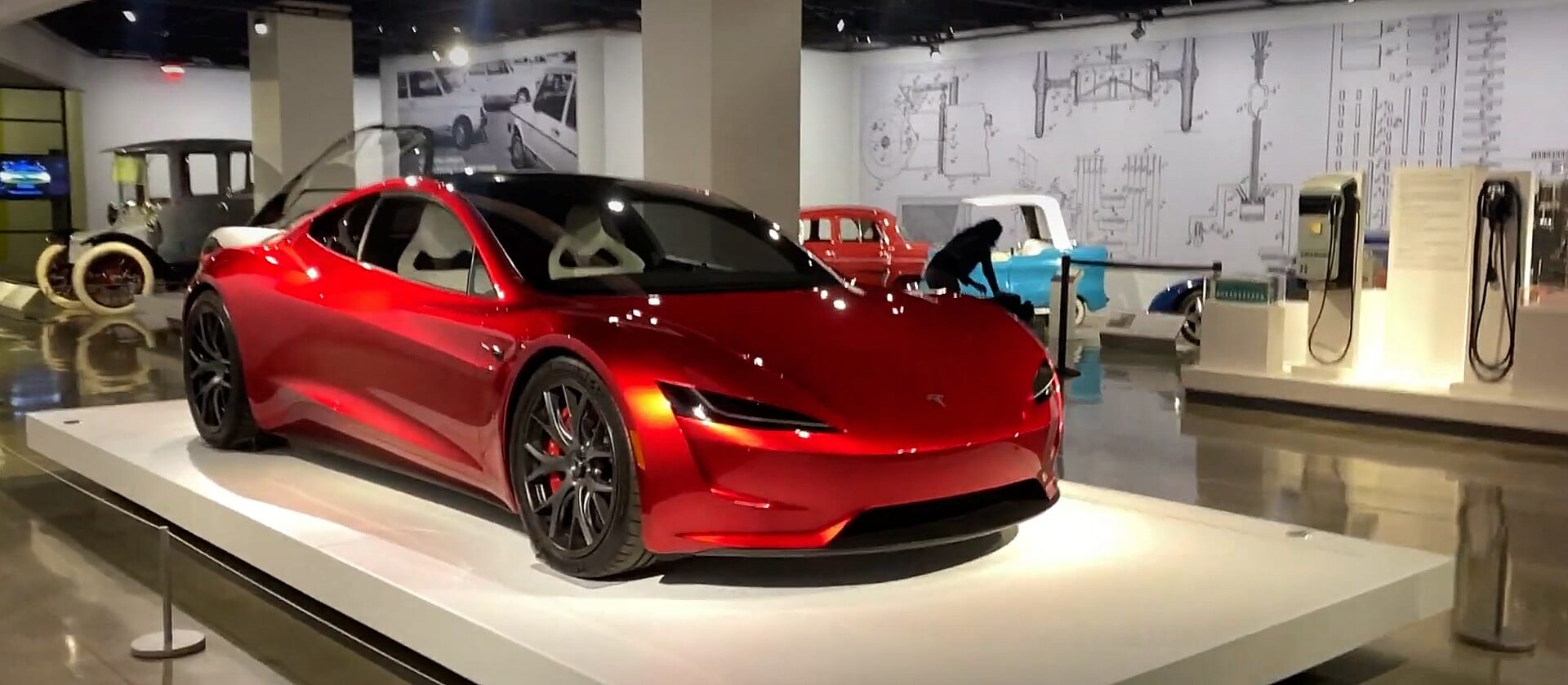 Tesla Roadster reçoit une mise à jour d’Elon Musk, et vous attendrez