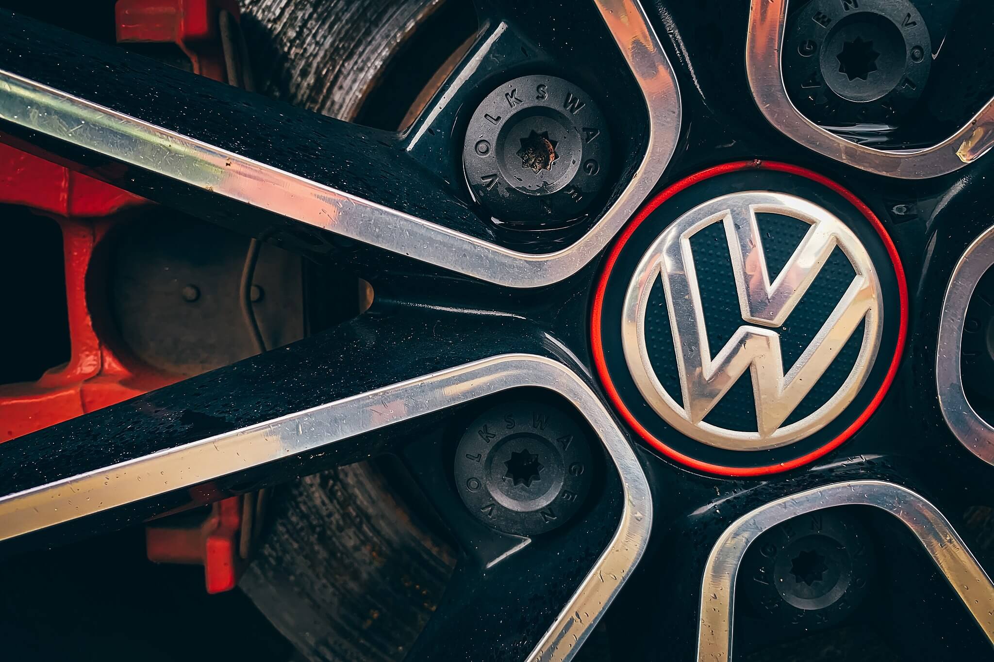Volkswagen mempercepatkan pelan elektrifikasi selepas menjual 500,000 EV
