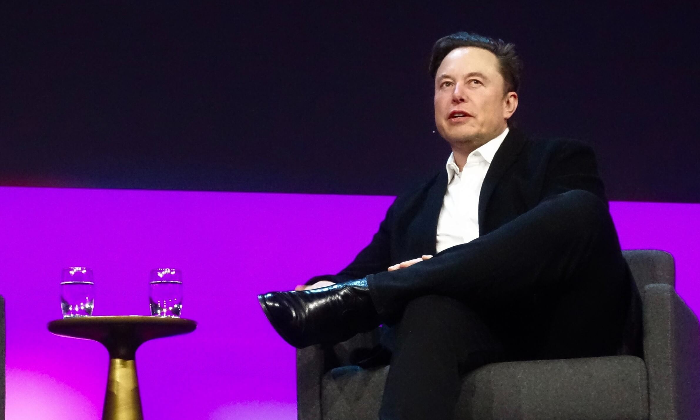 يشرح Elon Musk مبيعات TSLA الأخيرة البالغة 3.9 مليار دولار