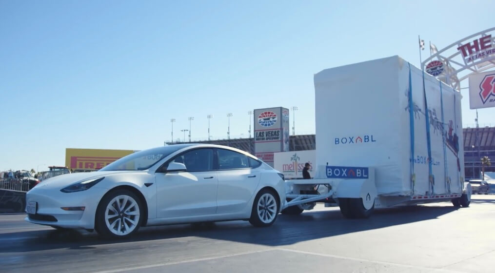Tesla Model 3 remolca una casa Boxabl de 15,000 libras