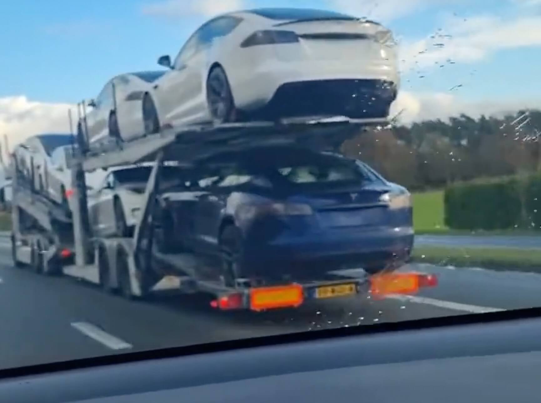 Tesla Model S Plaid, Long Range на автовозах замечена в Европе