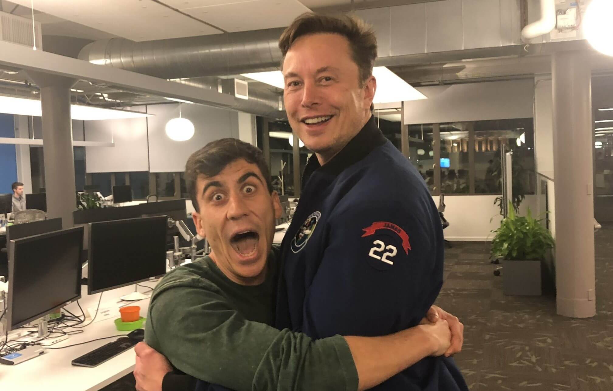 Elon Musk finalmente si concede YouTuber e il serial hugger Fidias