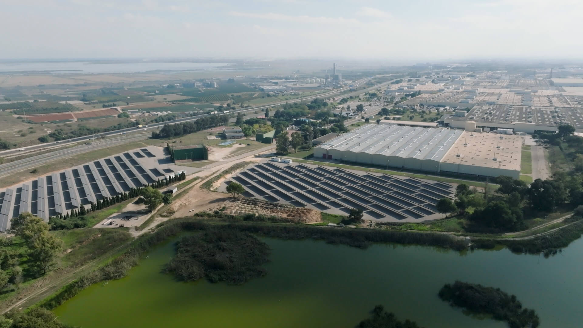 Ford treedt in de voetsporen van Tesla en Mercedes met investeringen in zonne-energie