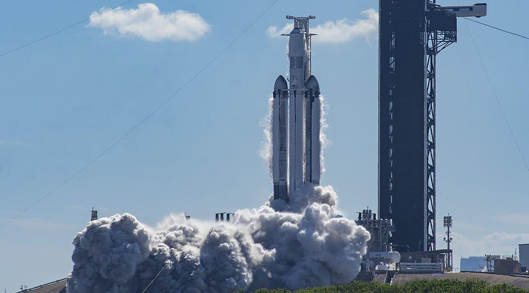 SpaceX Falcon Heavy 로켓은 군용 승차 공유 발사를 위해 27개의 엔진을 테스트합니다.