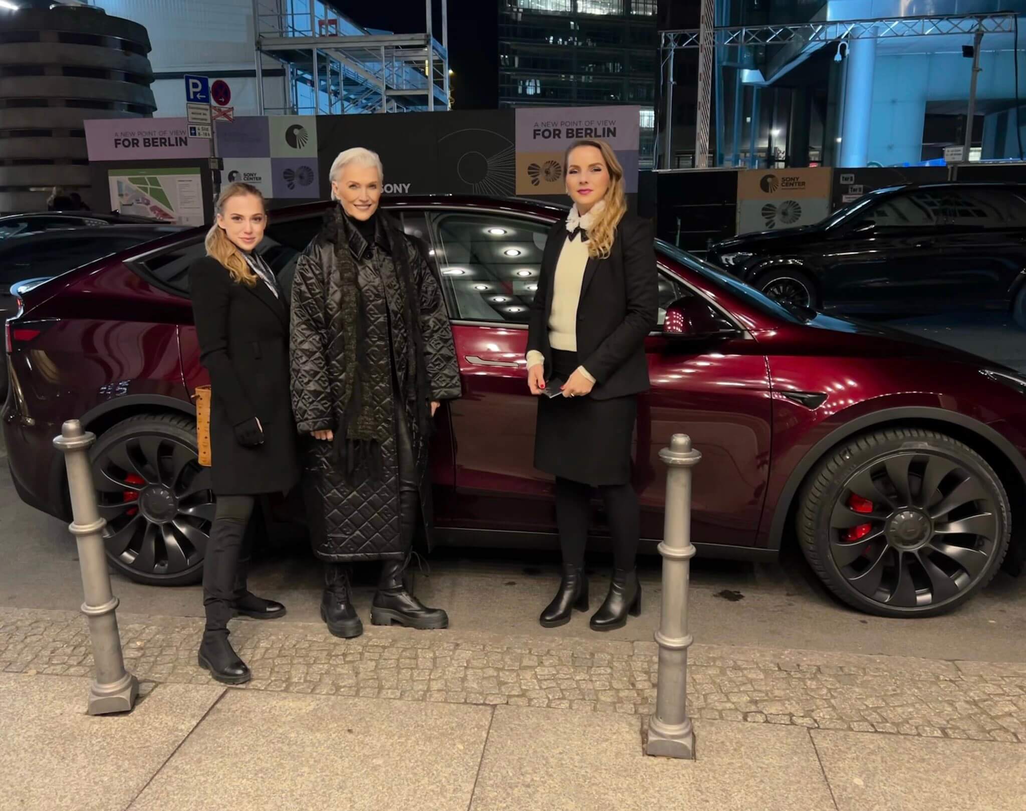 Maye Musk profite de Berlin dans la Tesla Model Y Midnight Cherry Red