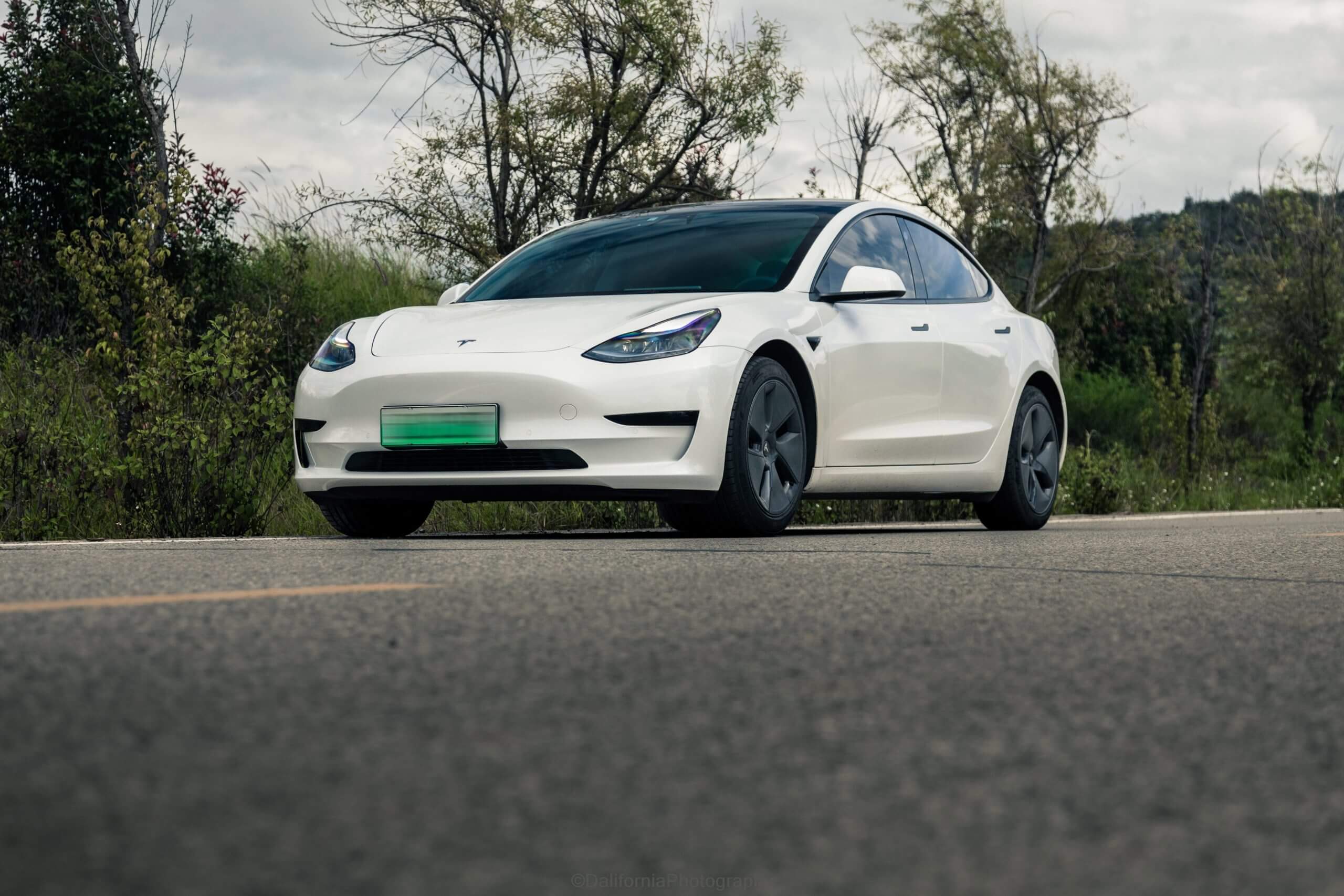 CA की CVRP छूट के साथ Tesla Model 3 ~$31k कार बन गई है