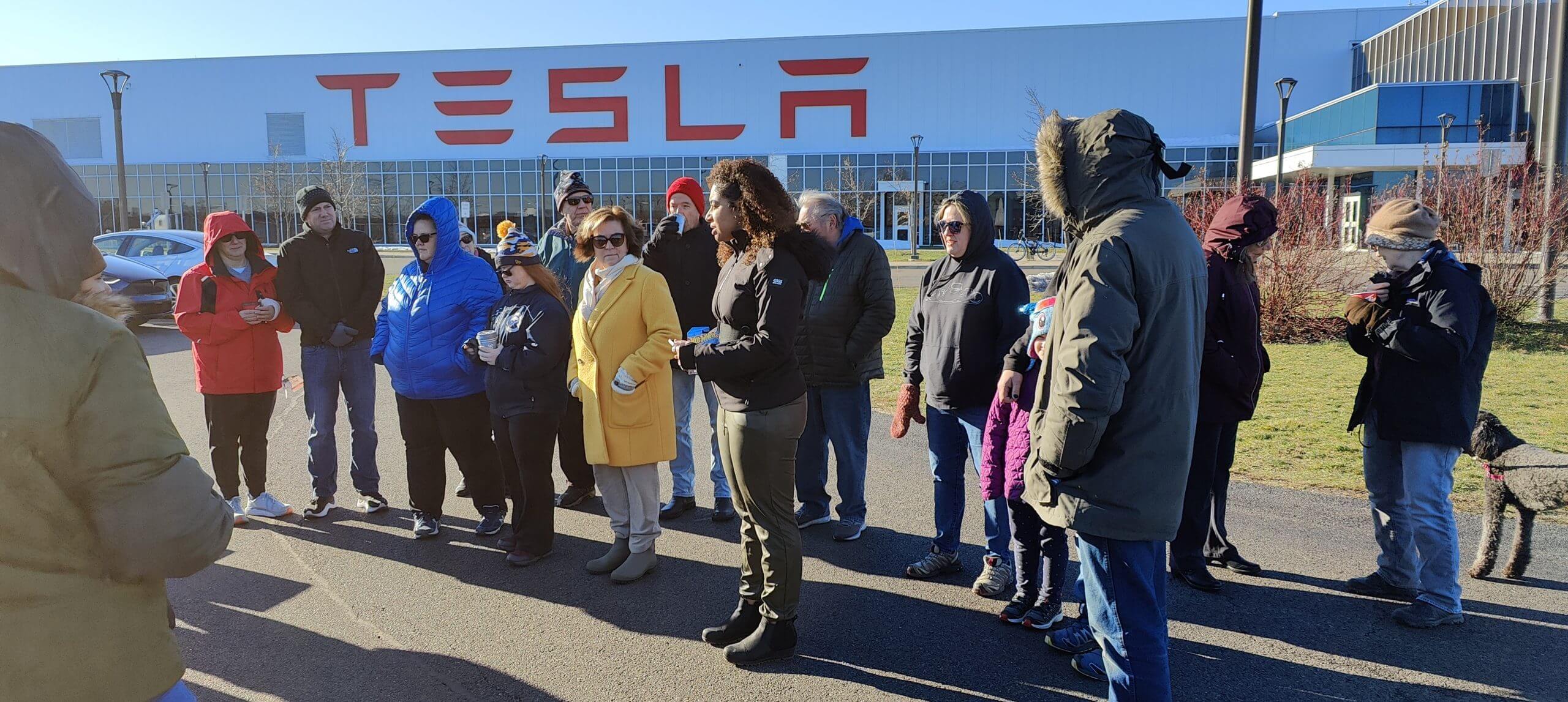 Tesla-Besitzer geben den örtlichen Gemeinden für die Feiertage etwas zurück