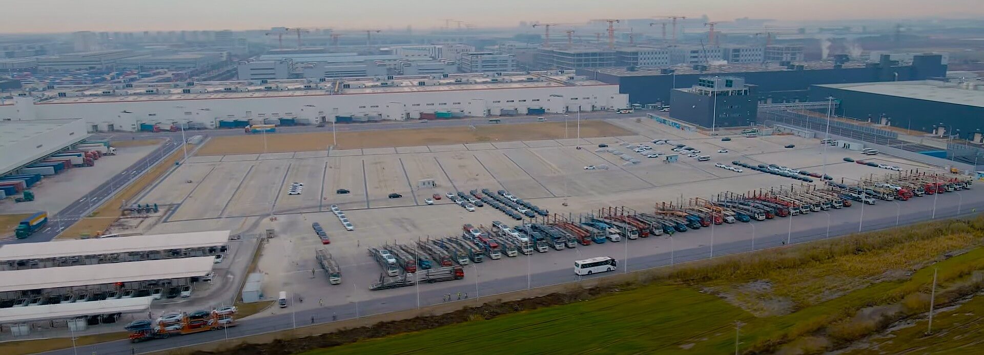 Tesla Giga Shanghai pris d’assaut par des camions de livraison alors que la production reprend