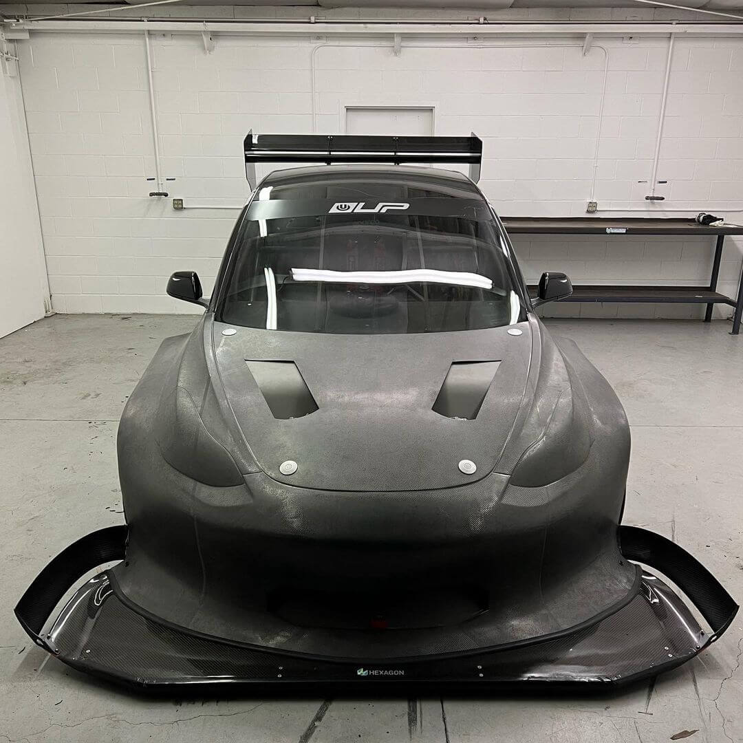 特斯拉 Model 3 在派克峰撞车事故后成为赛道怪兽