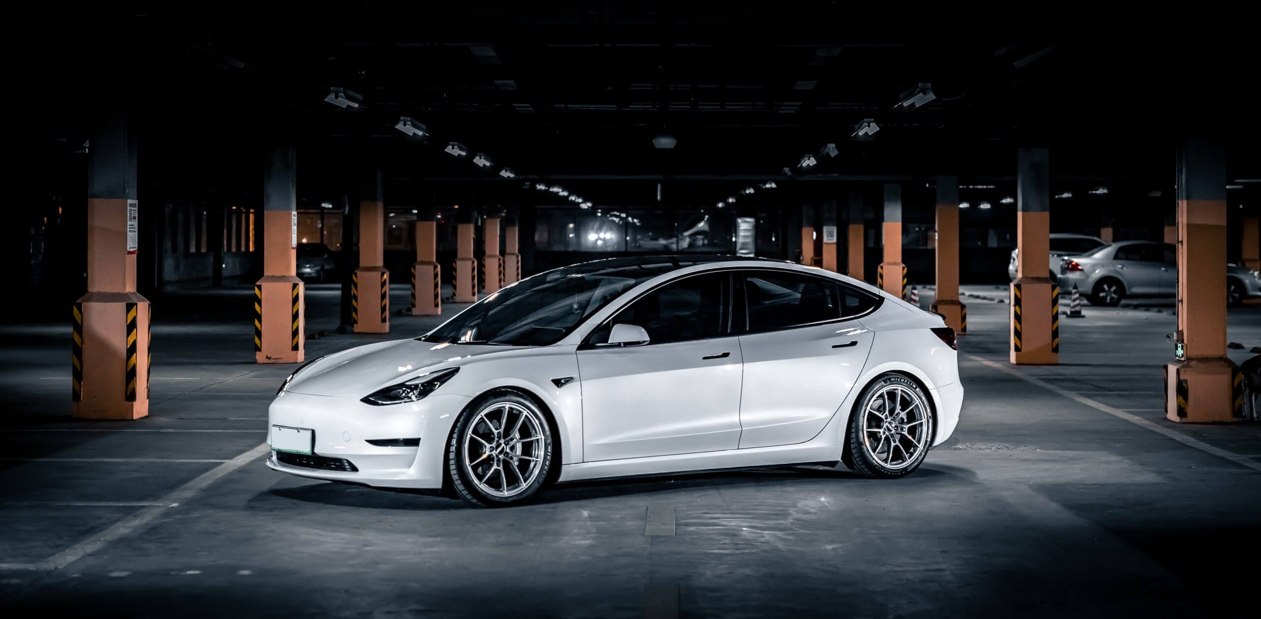 Tesla снижает цены на Model 3 и Model Y в США