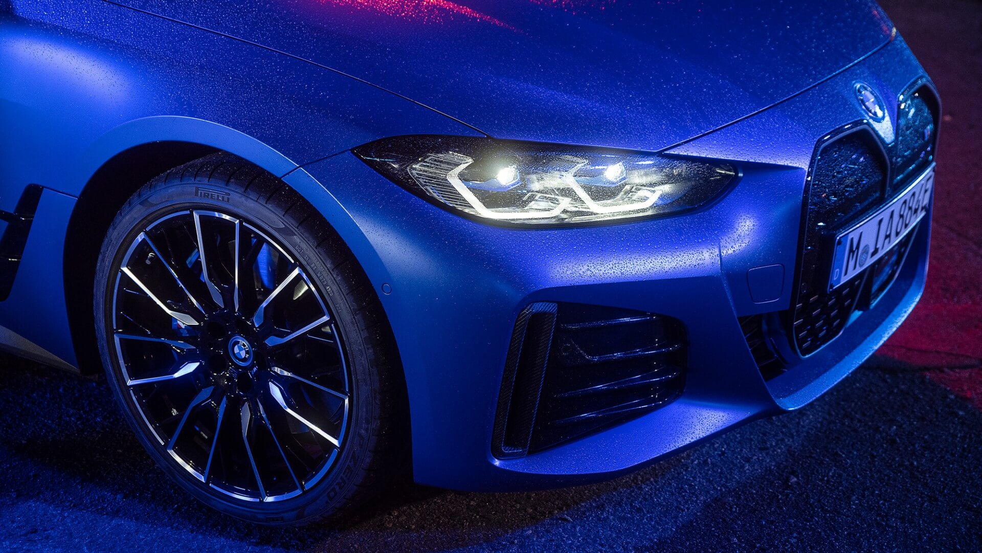 BMW ने i4 M50 के हाई-परफॉर्मेंस पावरट्रेन के लिए Pirelli के EV-गियर वाले P Zero टायर को चुना