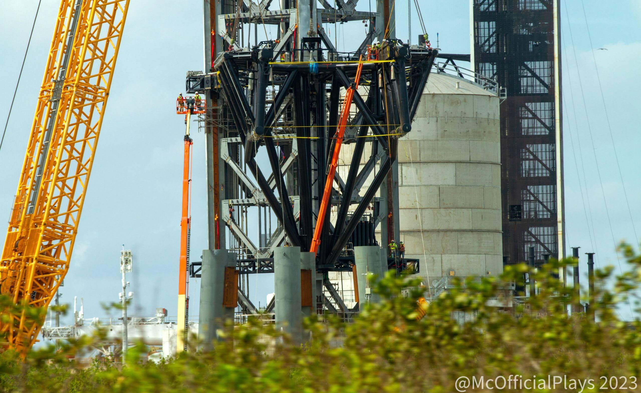 SpaceX устанавливает ракетные ловушки на стартовую башню Starship во Флориде
