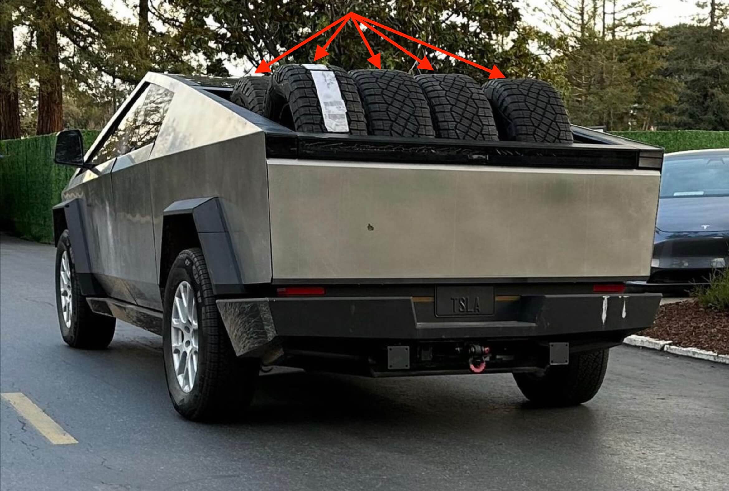 Прототип Tesla Cybertruck alpha демонструє місткість свого кузова, перевозячи кілька позашляхових шин