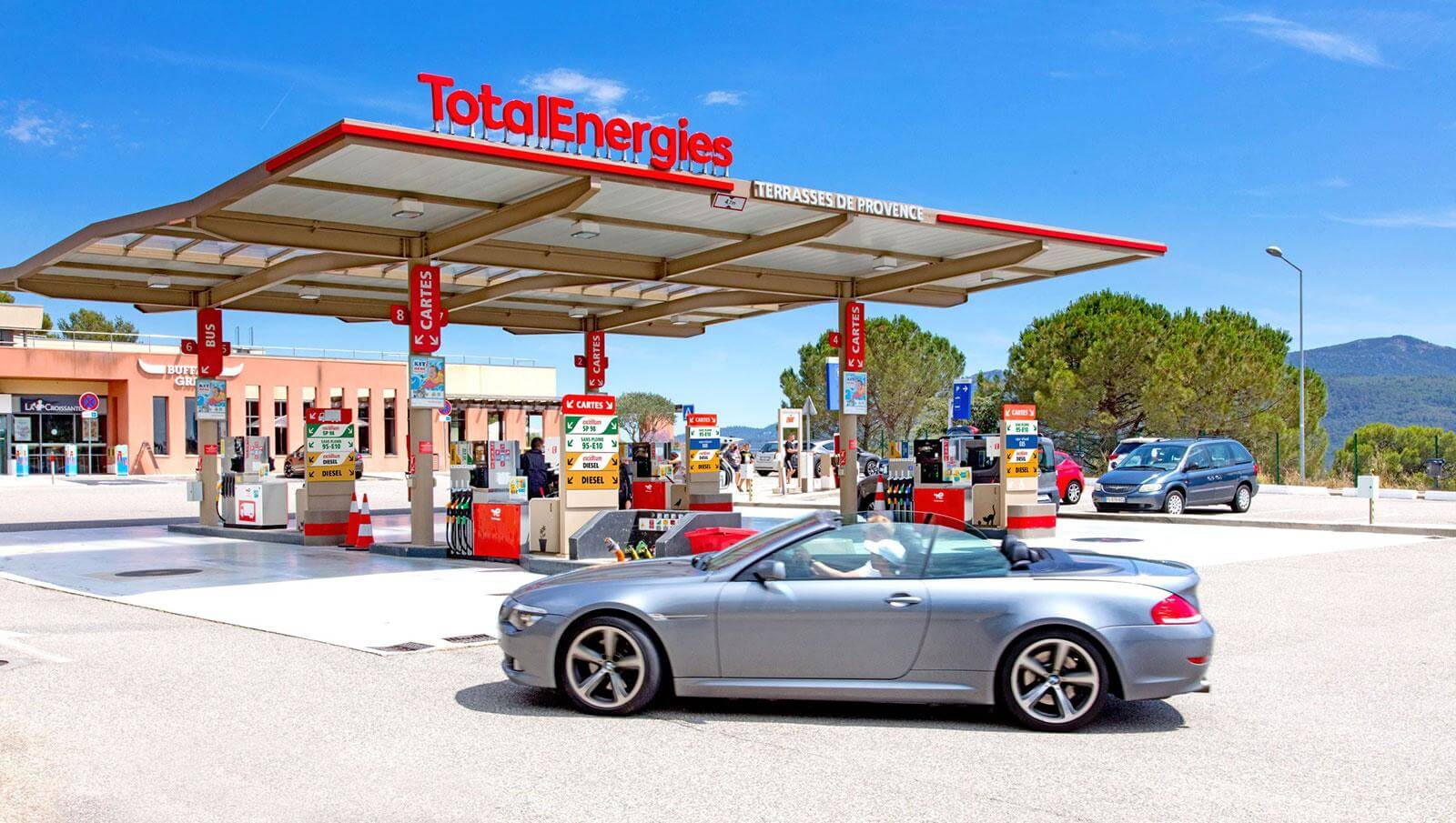 Prominente Tankstelle verkauft Tausende von Geschäften, um das Aufladen von Elektrofahrzeugen zu finanzieren