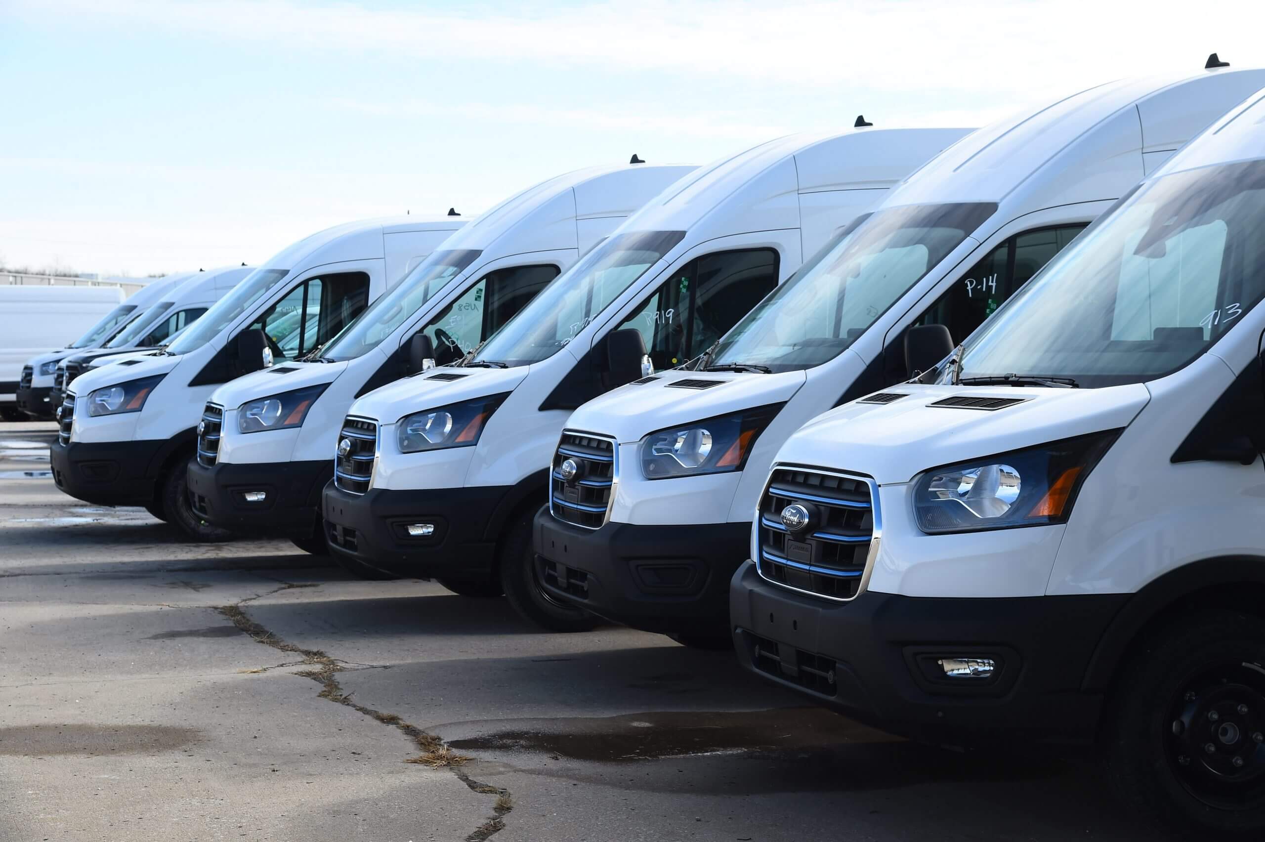 Ford、USPS に E-Transit 郵便配達車を供給する契約を獲得