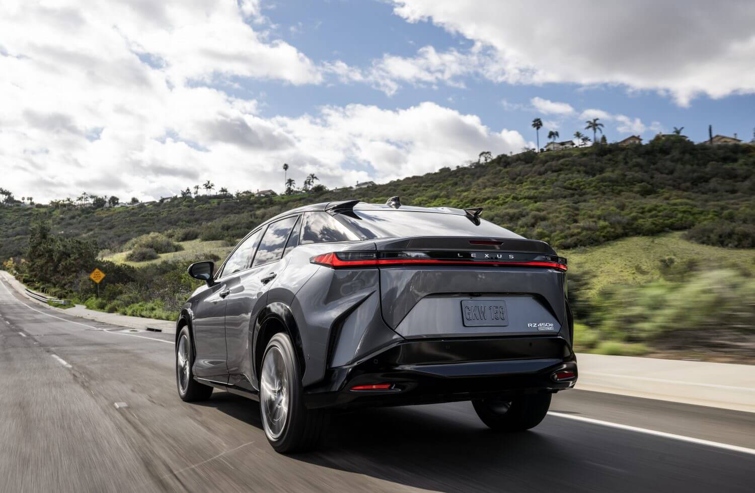 Lexus выпускает RZ 450e — первый шаг к электрическому будущему