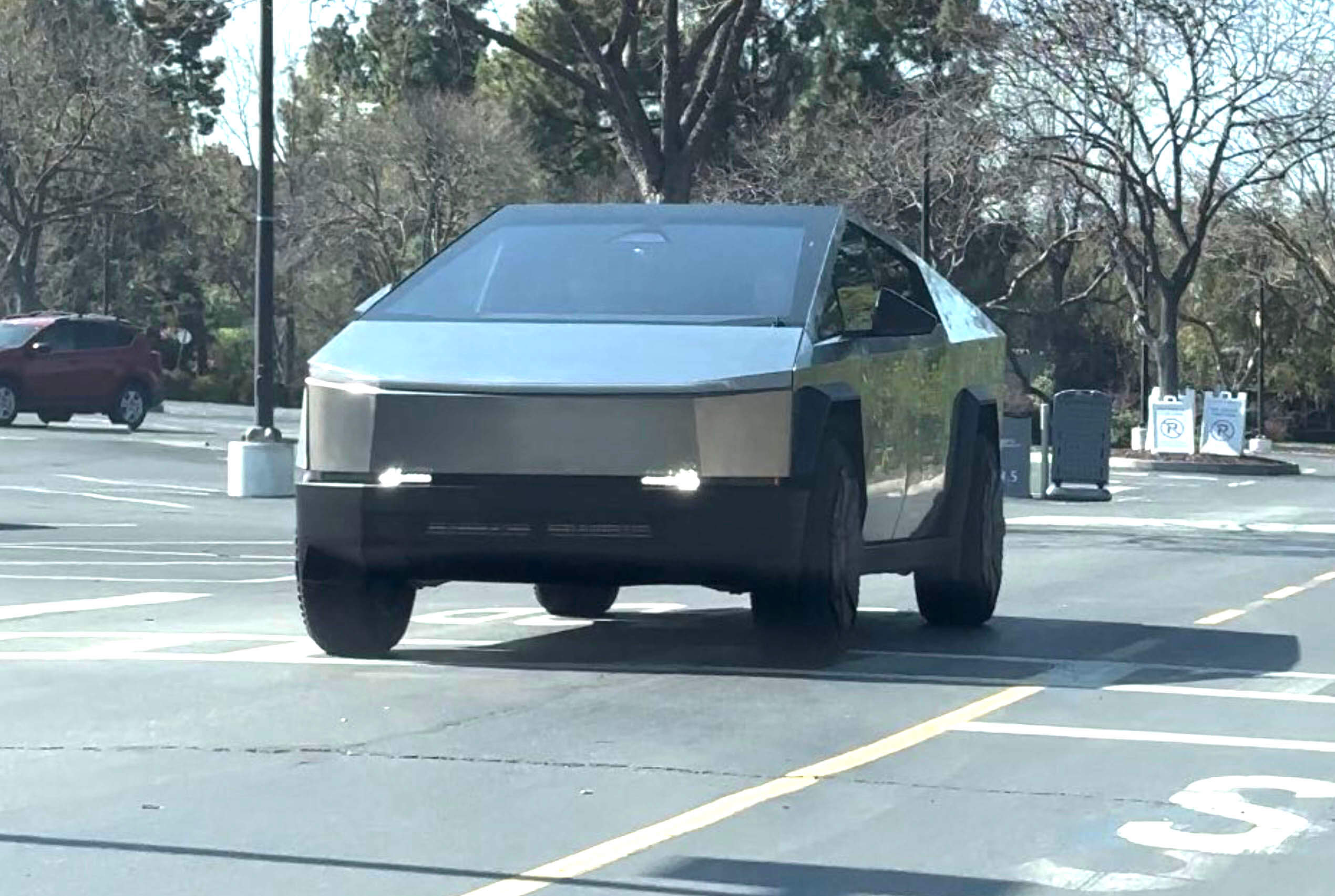Tesla Cybertruck без мега-дворника замечен возле штаб-квартиры в Калифорнии