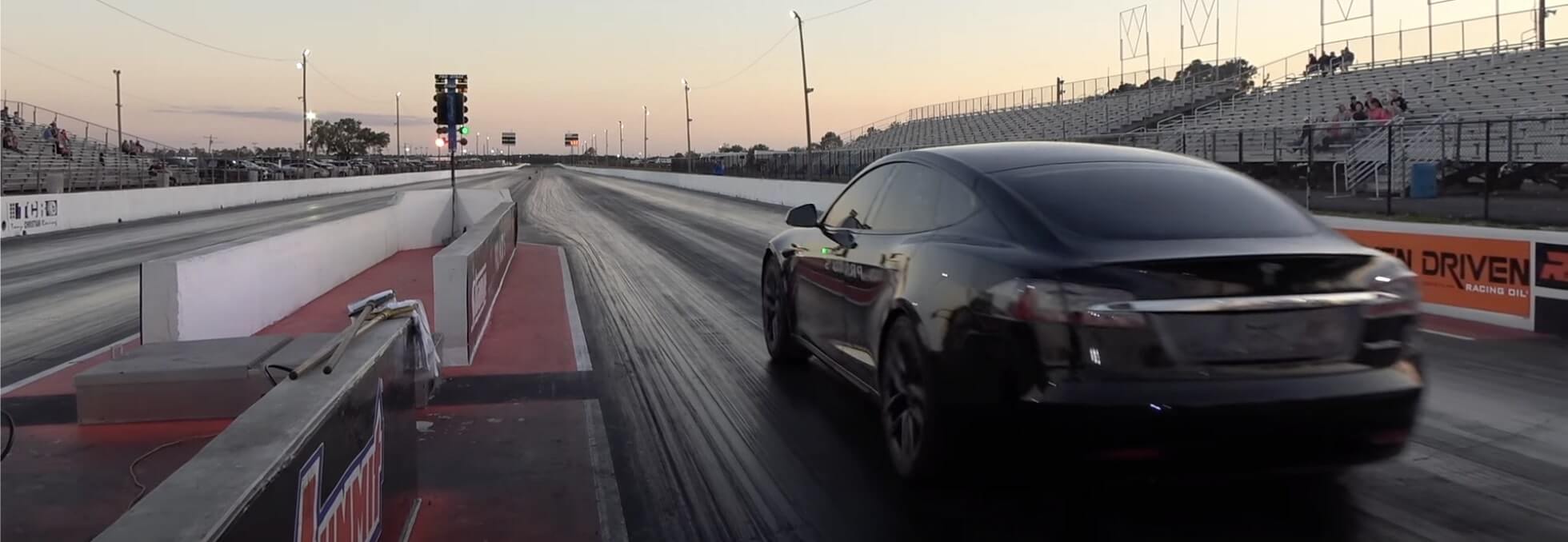 Il plaid Tesla Model S distrutto demolisce sulla striscia di trascinamento