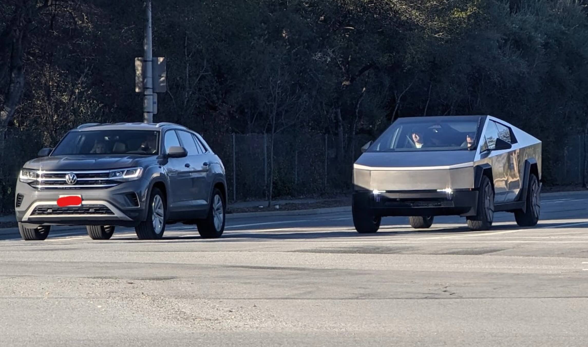 Tesla Cybertruck yeni videoda çevikliği ve ivmeyi gösteriyor