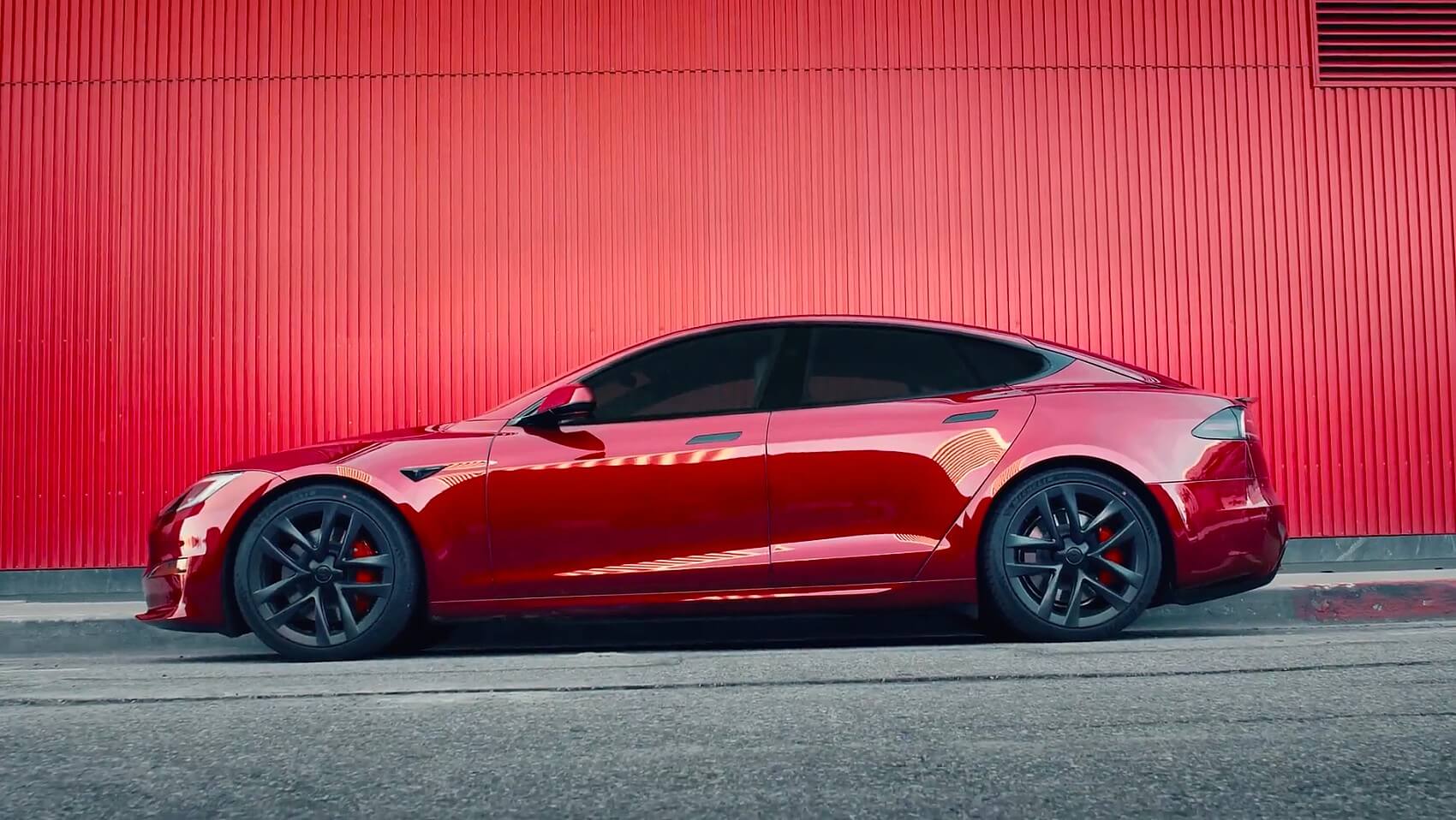Tesla дразнит дальнейшими улучшениями Model S и X после нового цвета краски