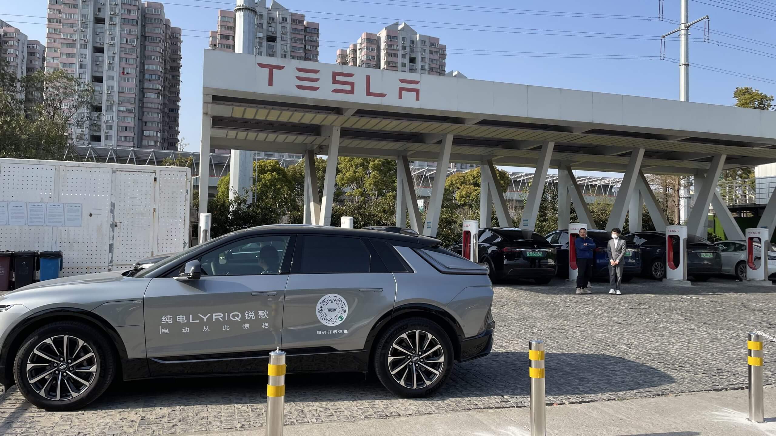 Cadillac переманивает владельцев Tesla в Китае для тест-драйвов
