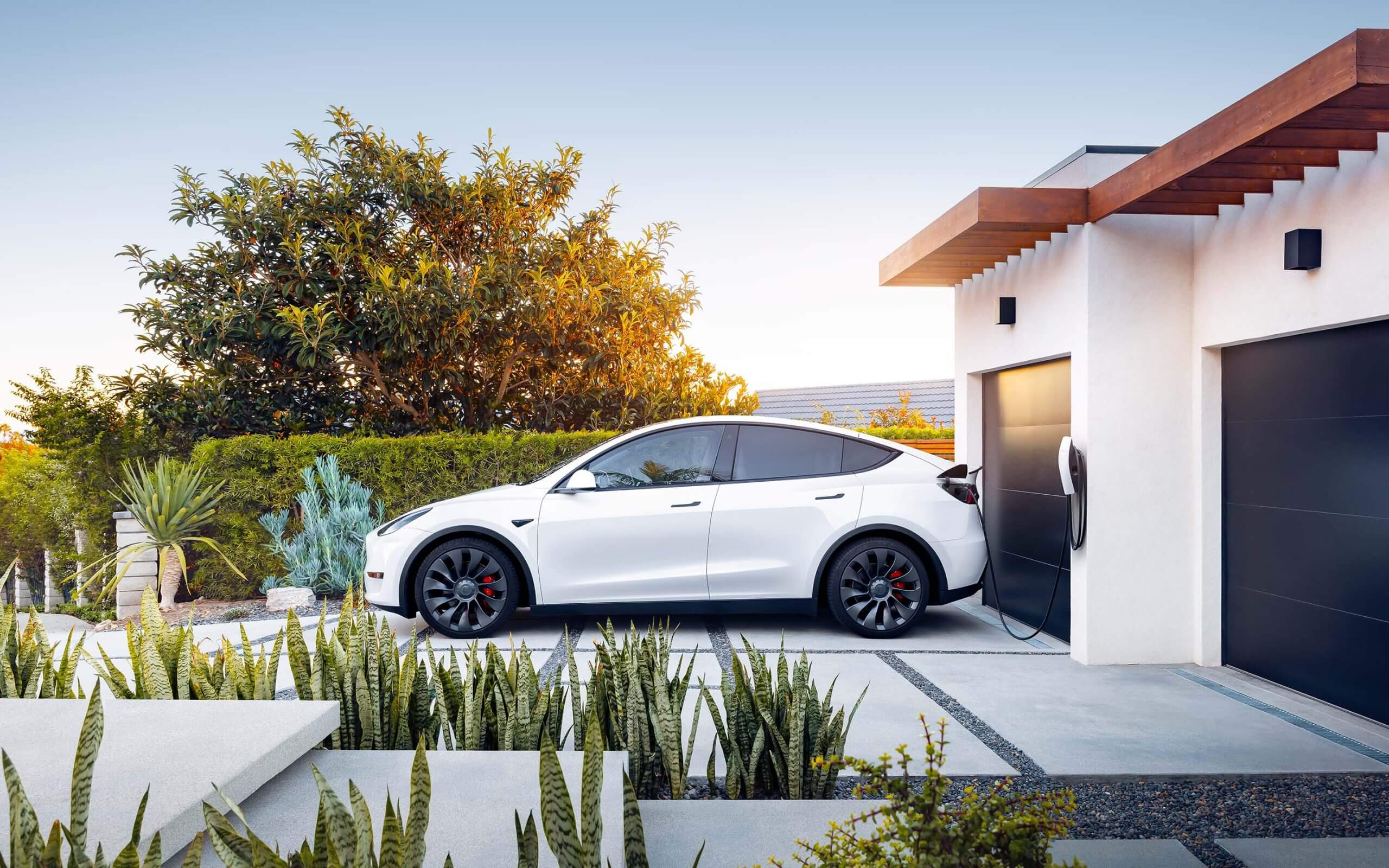 Tesla третий год подряд получает награду JD Power Home Charging Exp Award