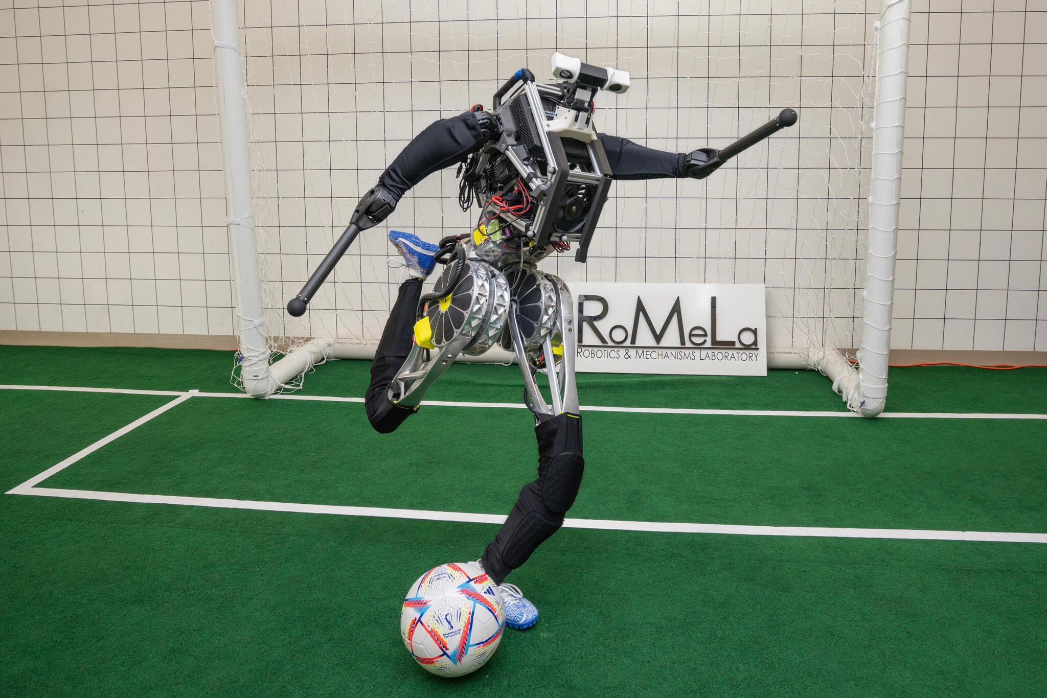 UCLA memperkenalkan robot ARTEMIS baharu untuk kejohanan bola sepak
