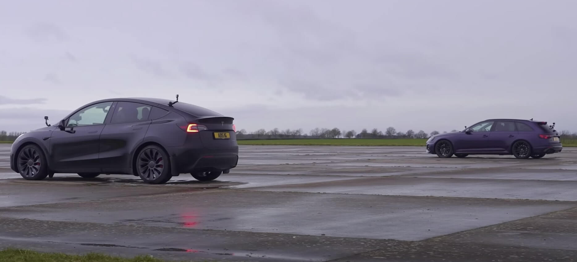 Tesla Model Y vs Audi RS4 drag yarışı, pratik spor otomobil kazananını ortaya koyuyor