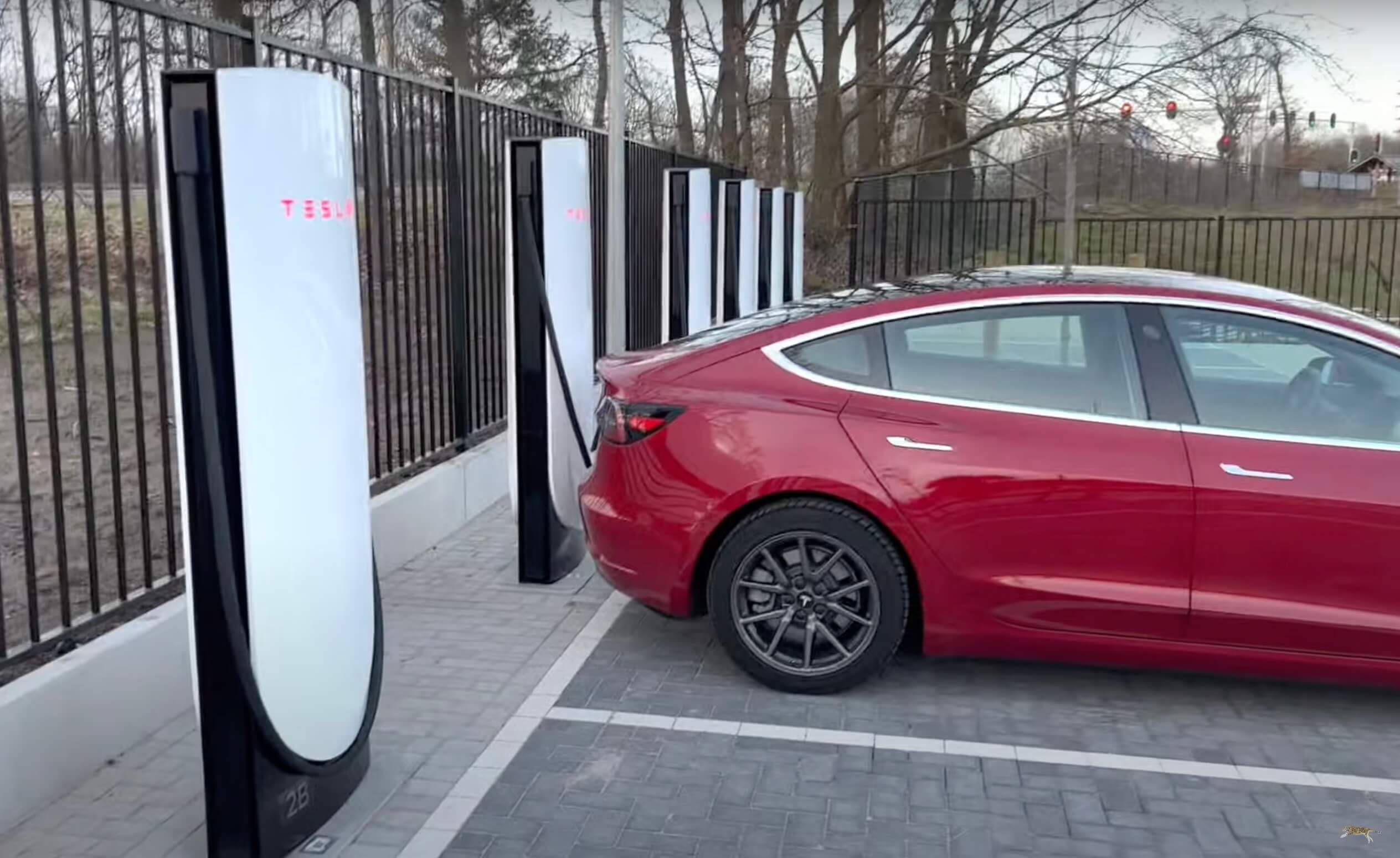 Tesla macht unerwartete V4-Supercharger-Ankündigung