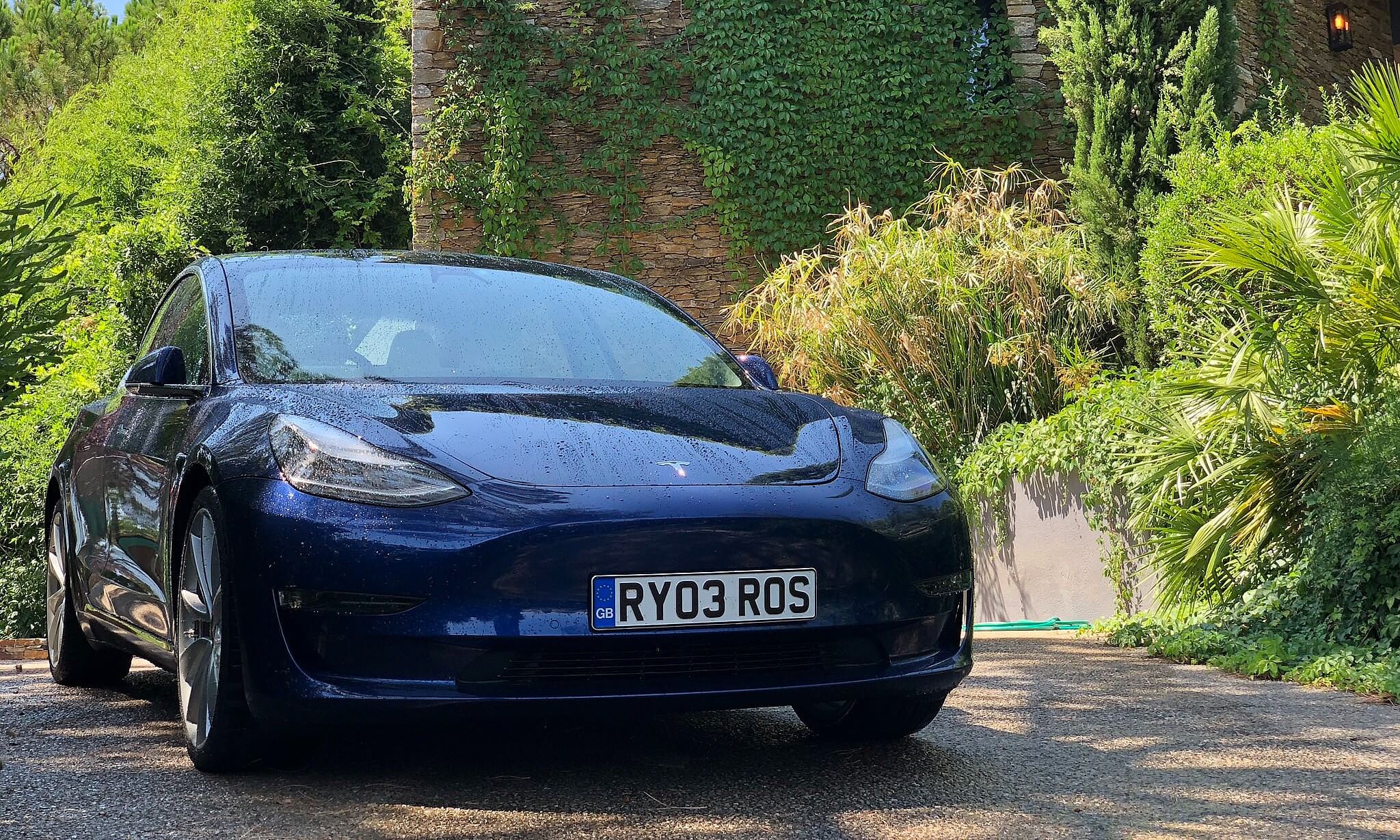 تشهد Tesla زيادة بنسبة 1400٪ في تسجيلات السيارات في المملكة المتحدة في أبريل