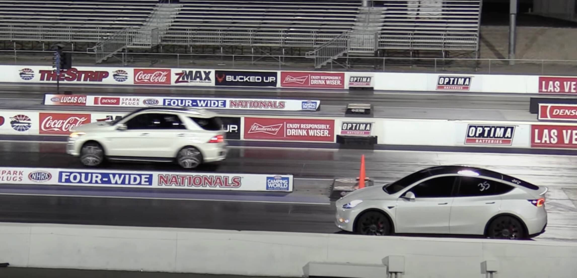 Tesla Model Y-coureur start race in omgekeerde volgorde, wint toch van AMG SUV