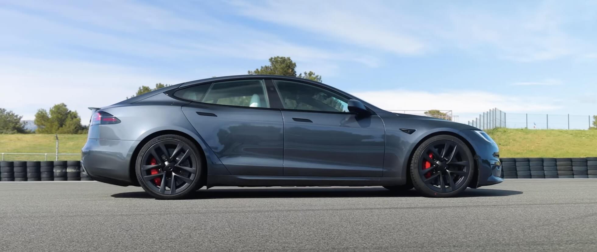 تثبت حزمة Tesla Model S Plaid Track نفسها بسرعة 200 ميل في الساعة