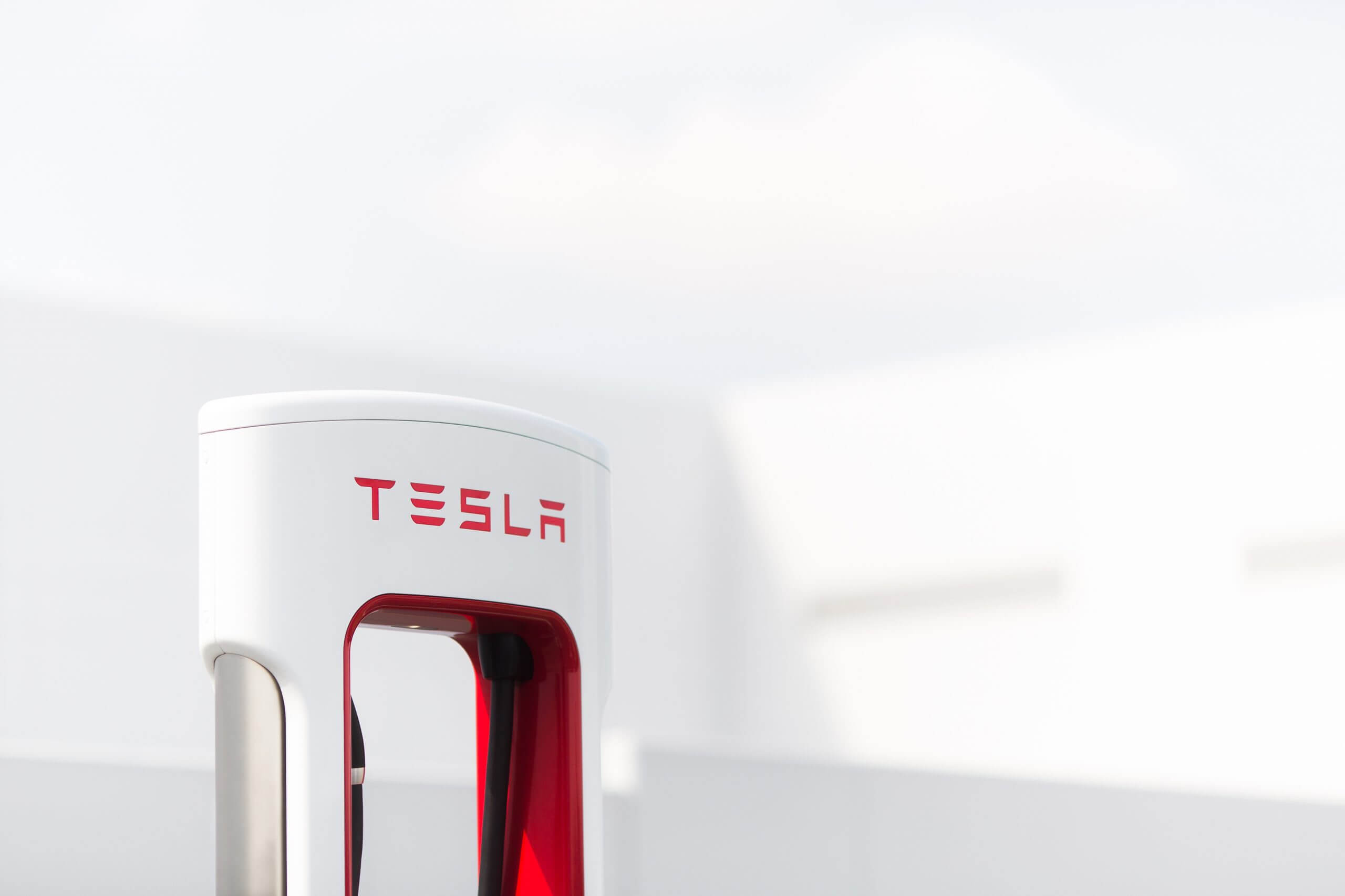 تنضم جنرال موتورز إلى شركة فورد في تبني شبكة وموصل Tesla Supercharger