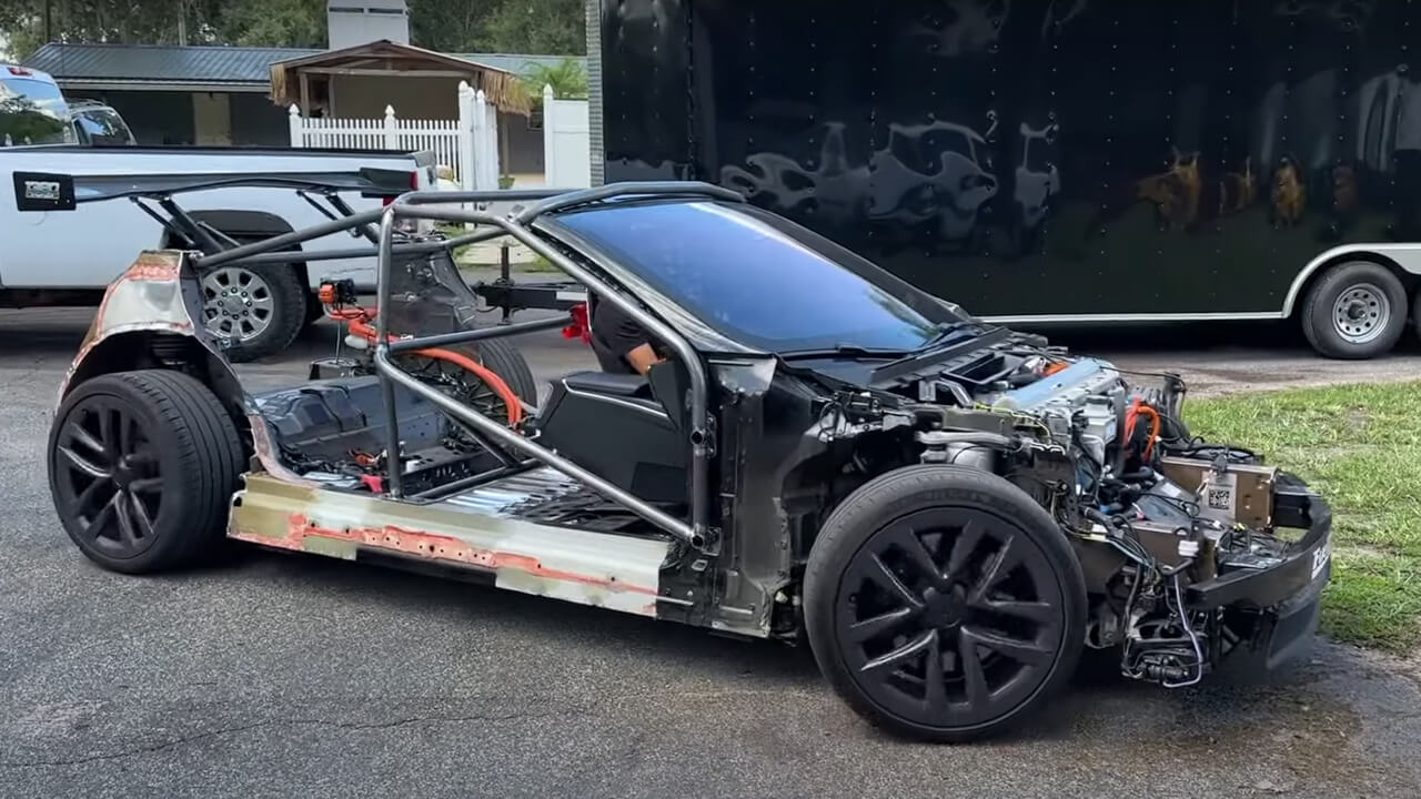 Verwoeste Tesla Model S Plaid veranderd in “Cyber ​​Kart”