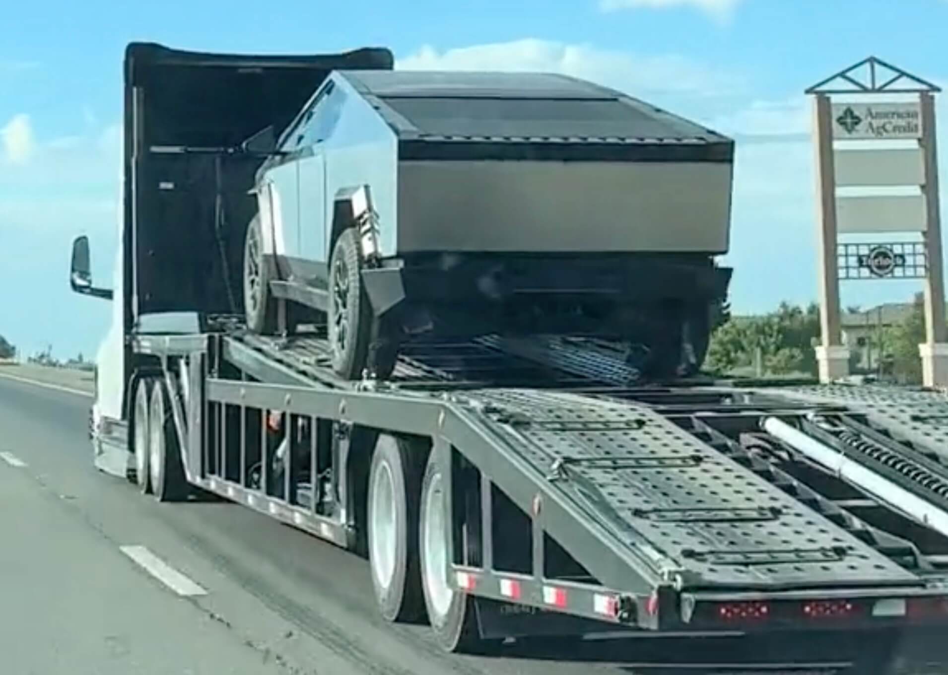 تم رصد سيارة تسلا شبه مرقطة وهي تنقل الشاحنة الإلكترونية لأول مرة