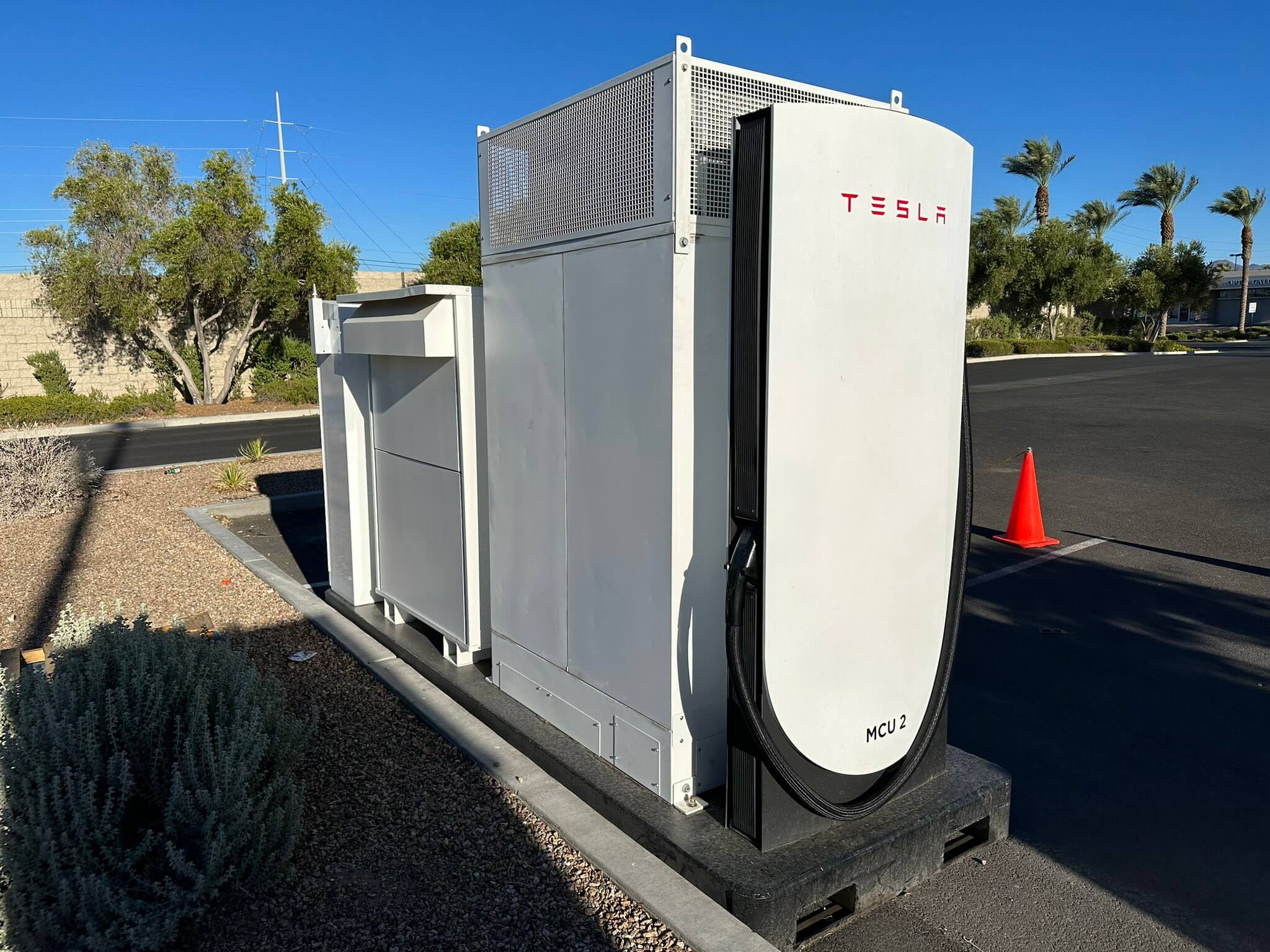 تقدم Tesla شاحن Megacharger المحمول لـ Semi in Las Vegas