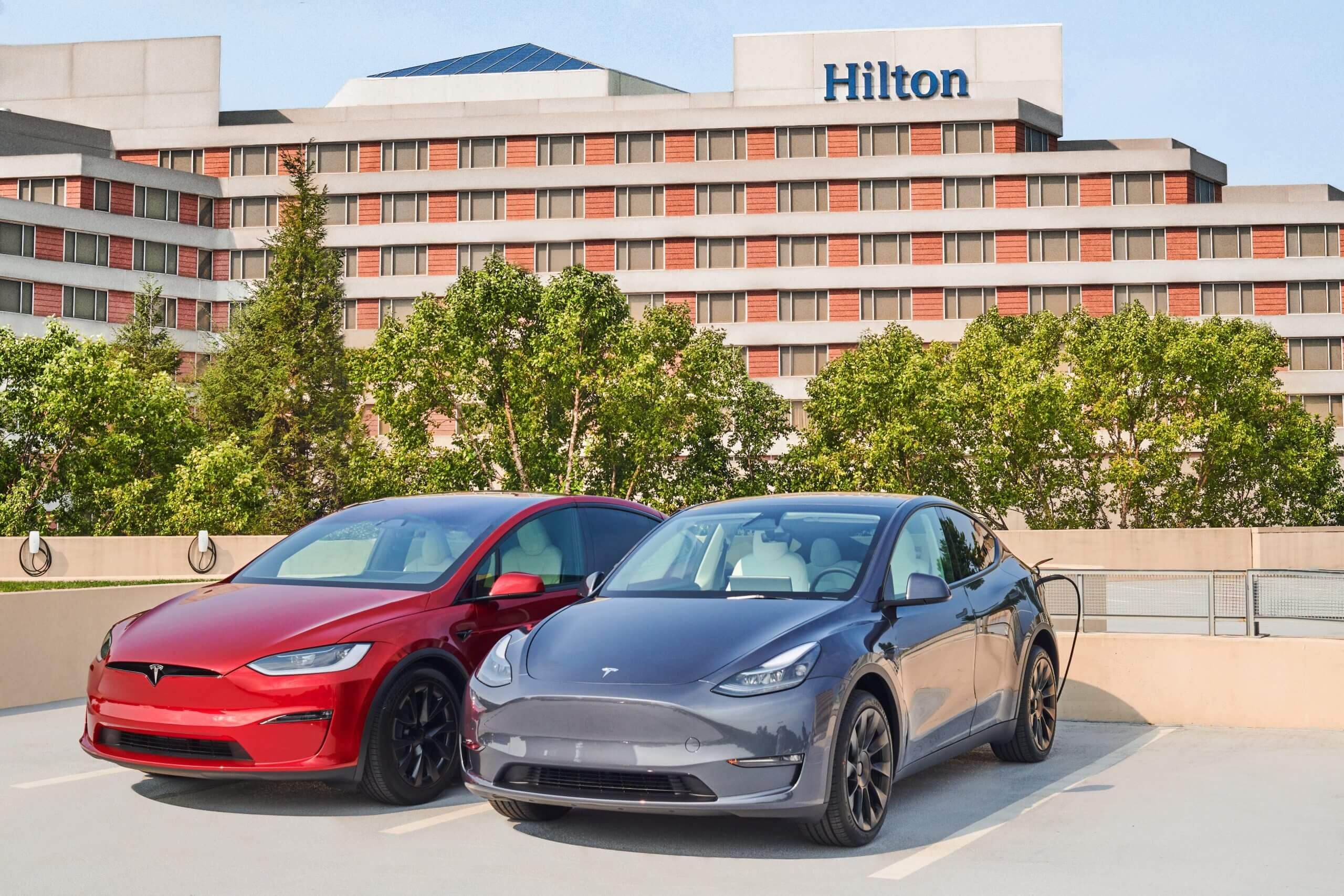 Bis zu 20.000 Tesla Universal Wall Connectors sollen an 2.000 Hilton-Standorten installiert werden