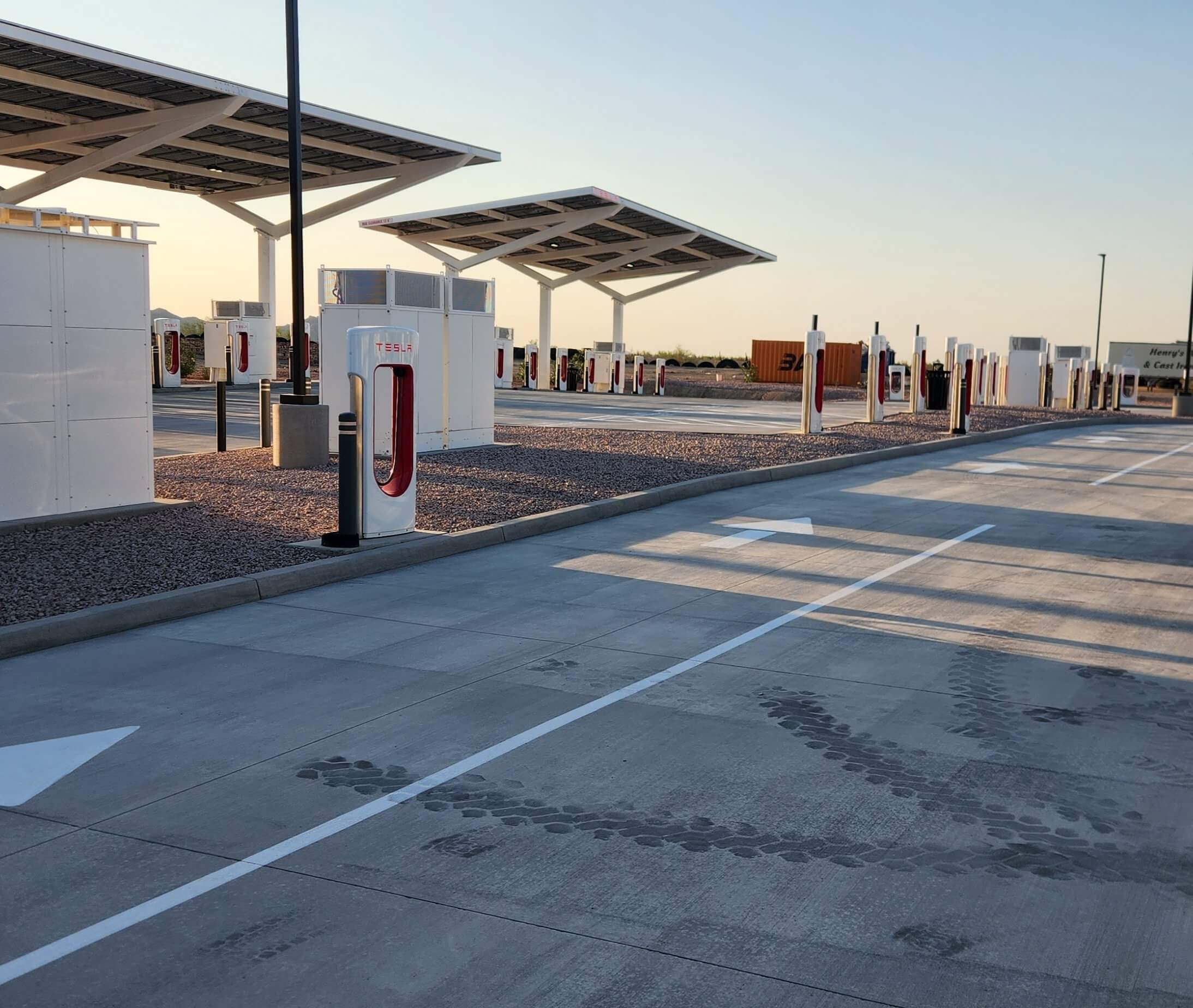 De nieuwe Tesla Supercharger is voorzien van doortreklaadstations