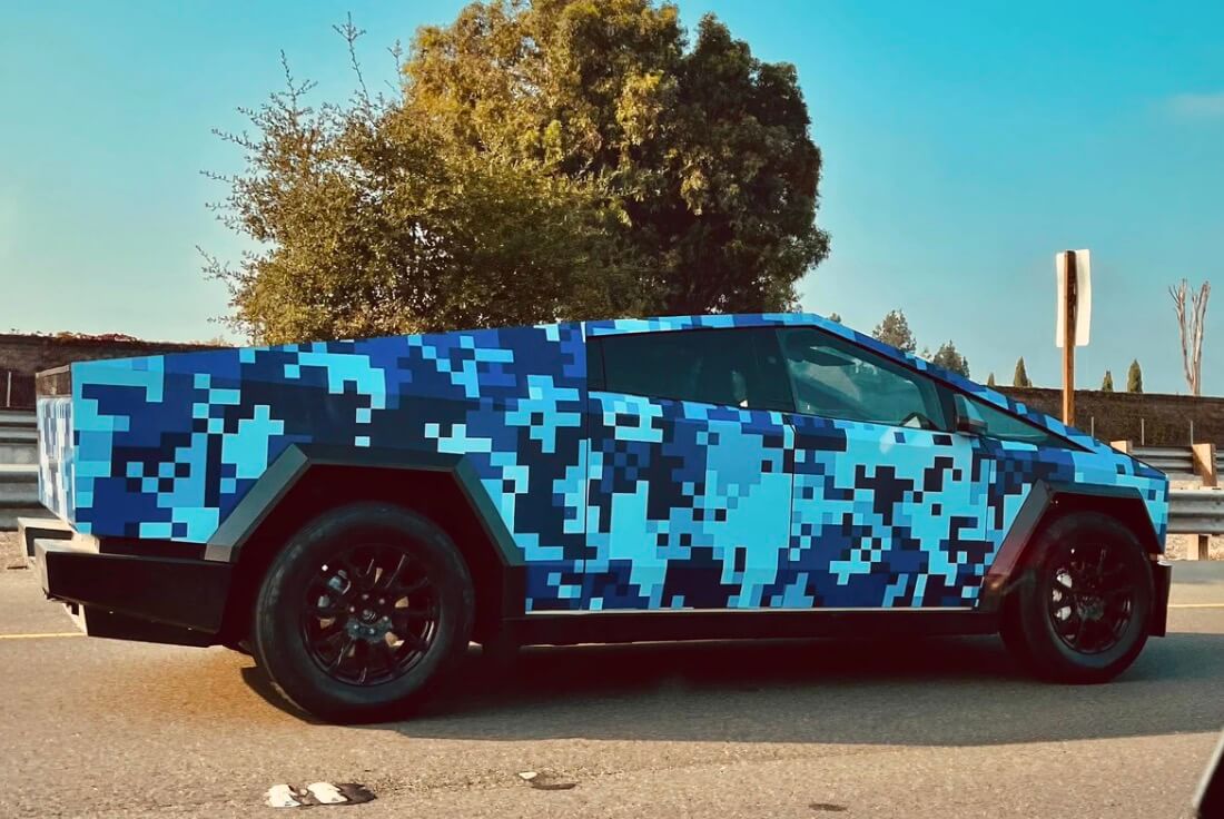 Tesla Cybertruck obtiene una nueva envoltura de camuflaje digital azul