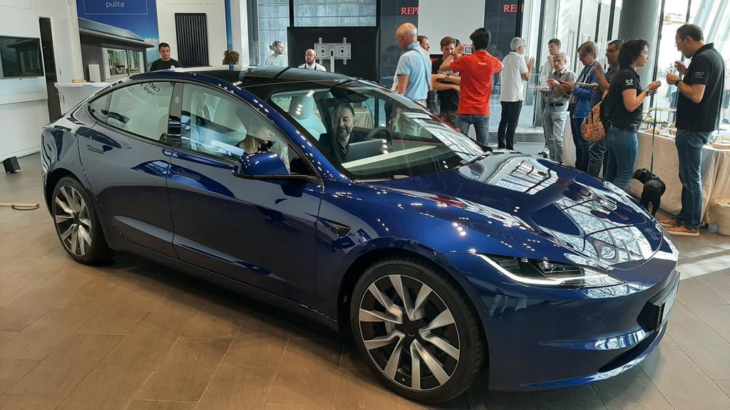 Tesla Model 3 Highland가 이탈리아 쇼룸에 도착했습니다.